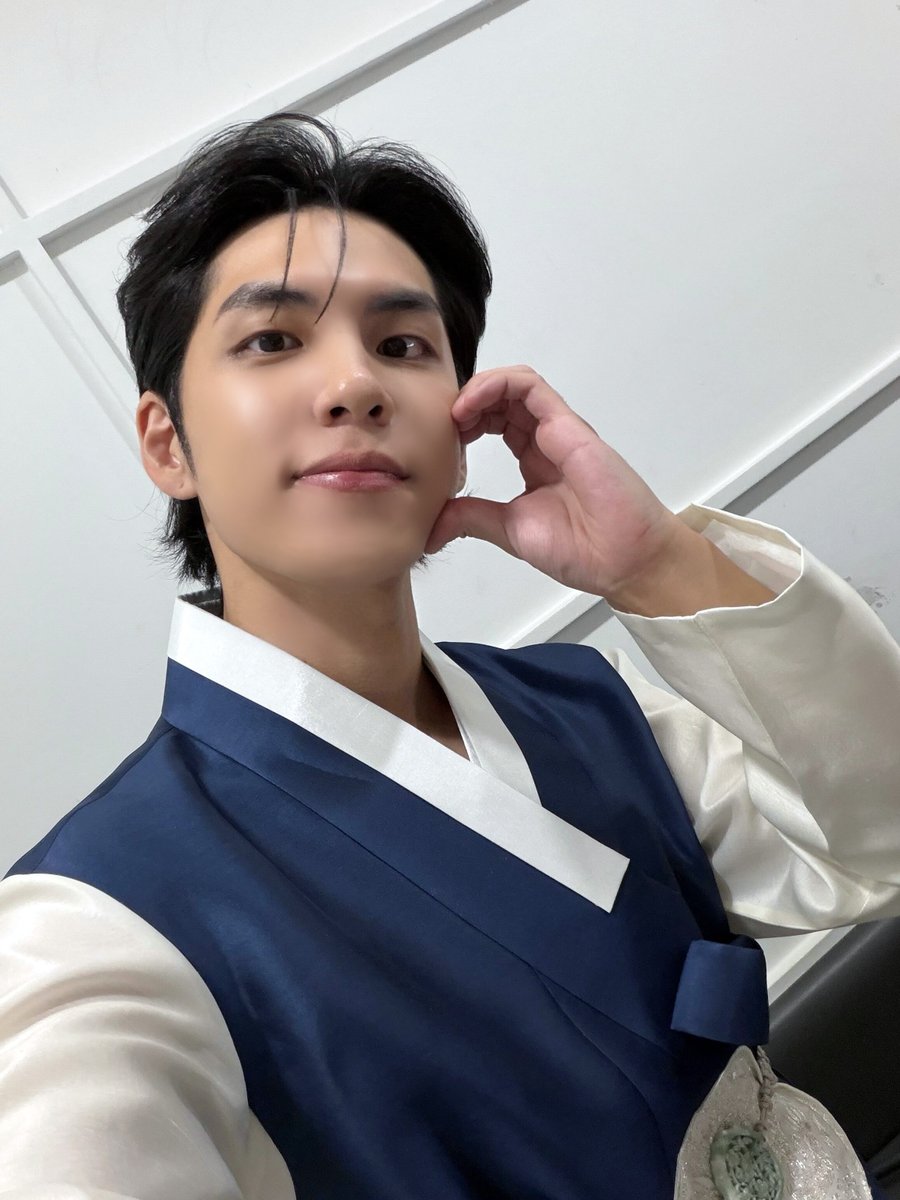 day6official's tweet image. [ #DAY6_BEHIND ]

원: 기회복
필: 요회복

원필이와 함께한 더 시즌즈 .͙·☽
My Day〰  새해 복 많이 받아요 💫

#DAY6 #데이식스
#원필 #WONPIL
#KBS2 #더시즌즈 #The_Seasons