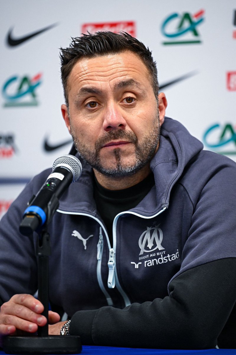 ActuFoot_'s tweet image. 🚨 « 𝗟𝗘 𝗧𝗥𝗢𝗣𝗛𝗘́𝗘 𝗗𝗘𝗦 𝗖𝗛𝗔𝗠𝗣𝗜𝗢𝗡𝗦 ? 𝗝𝗘 𝗣𝗘𝗡𝗦𝗘 𝗤𝗨𝗘 𝗖̧𝗔 𝗗𝗢𝗜𝗧 𝗦𝗘 𝗝𝗢𝗨𝗘𝗥 𝗗𝗔𝗡𝗦 𝗦𝗢𝗡 𝗣𝗥𝗢𝗣𝗥𝗘 𝗣𝗔𝗬𝗦. » 😤🏆

Roberto De Zerbi 🇮🇹 répond cash sur la localisation du trophée des champions au Koweït 🇰🇼 :

« 𝗝’𝗶𝗿𝗮𝗶 𝗽𝗮𝗿𝗰𝗲 𝗾𝘂𝗲…