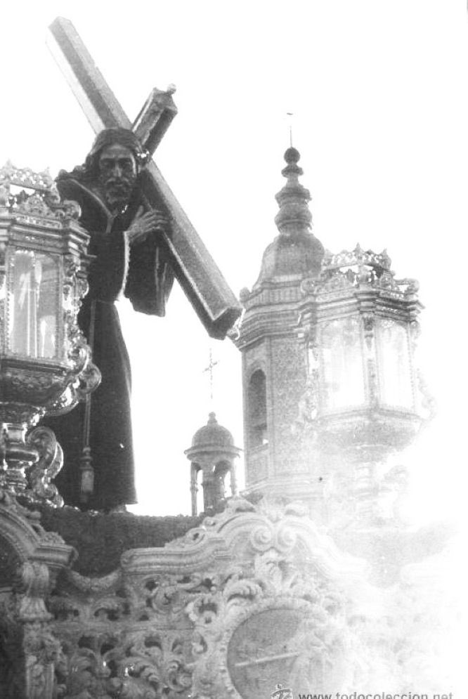 El Nazareno de la O cruza el Puente de Triana.