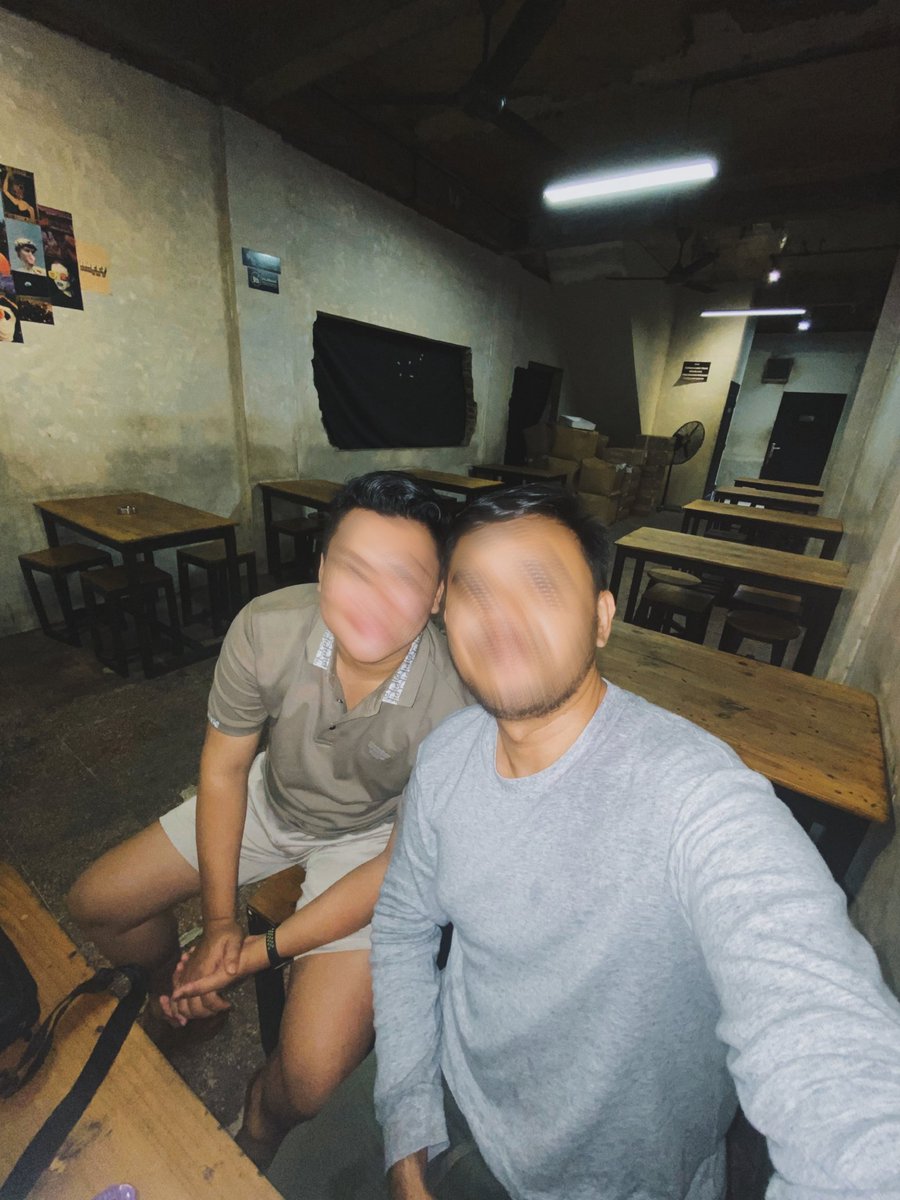 Kejebak hujan di Srengseng. Sini ngopi!