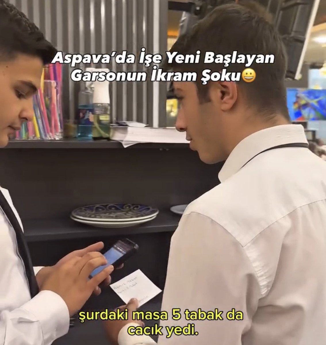 Ovacık’ta bulunan Meşhur Koyuncu Aspava’da Aspava konseptiyle ilk kez tanışan genç garsonun o anları, sosyal medyada büyük ilgi gördü.