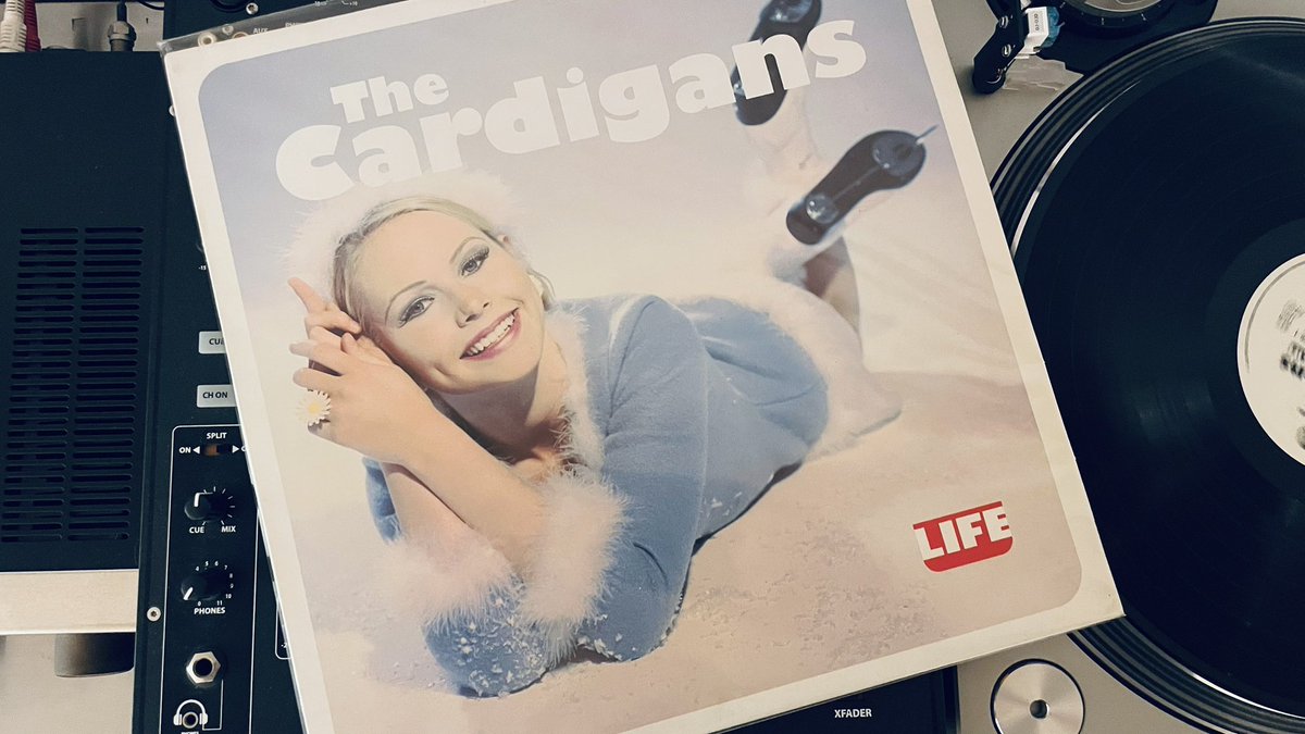 カーディガンズ『LIFE』をジャケットを眺めながら聴いている。色の使い方が見事。色彩が抑えられていることを強調させるブルーの瞳とニットの色の繋がりも、口紅と赤いロゴのアクセントの効かせ方も