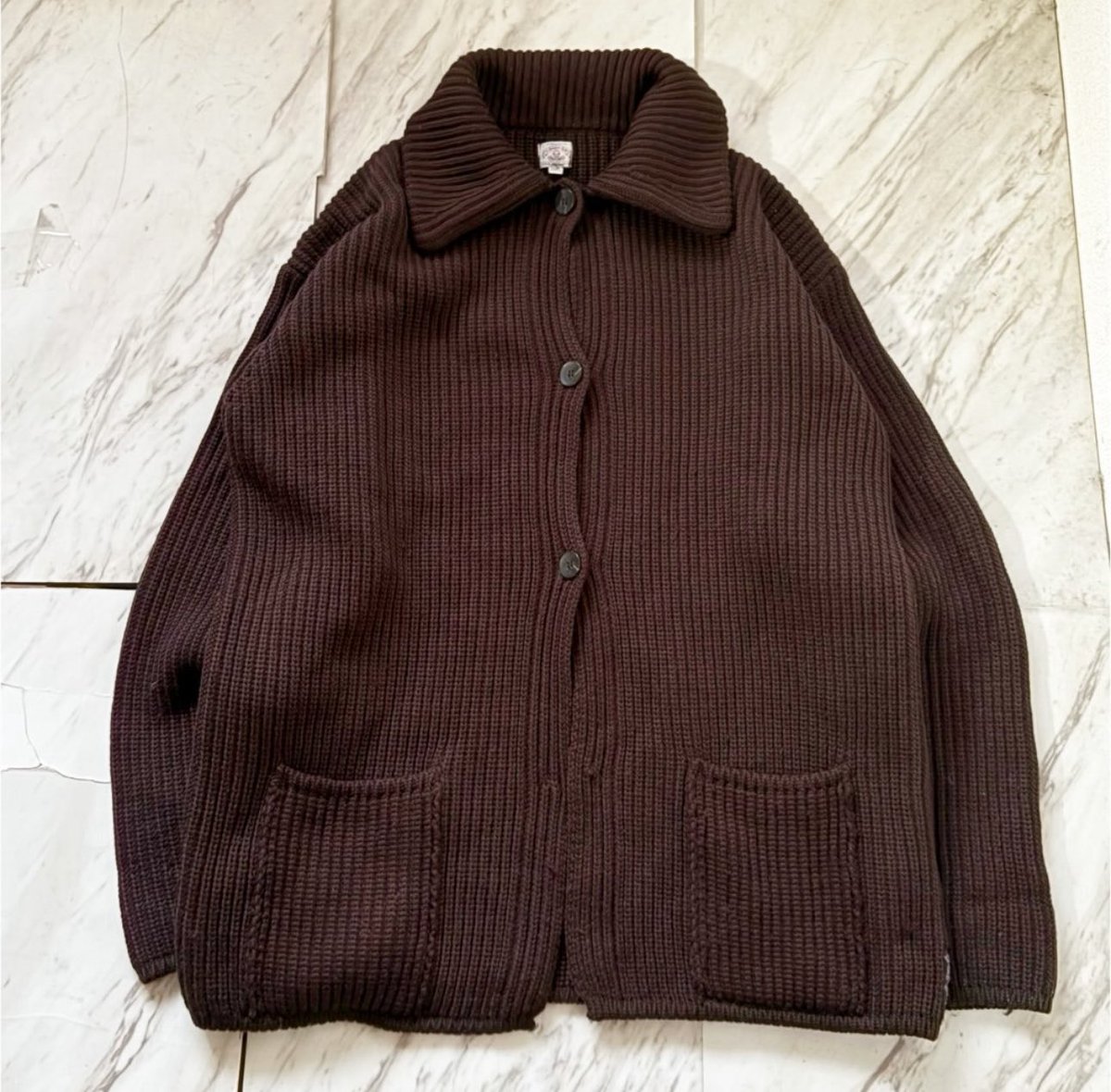 Protocol2018's tweet image. 90s armani jeans brown wool jacket

ジャケット型のカーディガン 

ダークチョコレートブラウン サクッとした肉厚ウールのリブ編み 

大きなボタンとポケットが可愛らしい

ショート丈のレイヤリングしやすいシルエット