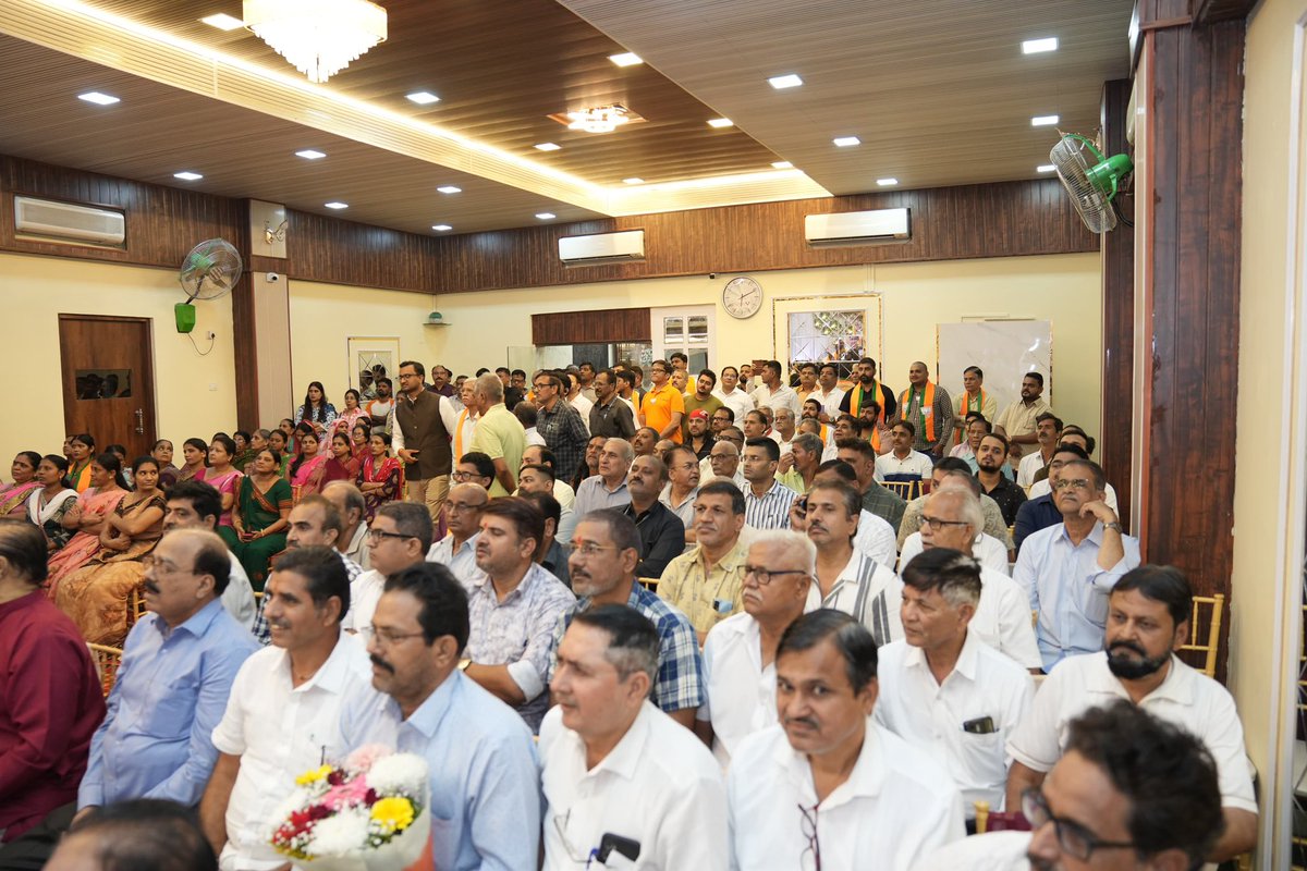 PiyushGoyal's tweet photo. नागरिकांचा मेळावा के दौरान आज कांदिवली पूर्व में जागरूक, कर्मठ एवं प्रबुद्ध नागरिकों के साथ सार्थक संवाद किया।

प्रदेश में महायु��ि सरकार ने नीति, निवेश और विकास को प्राथमिकता देते हुए इसे नई ऊंचाइयों तक पहुँचाया है। इसे और गति देने के लिए 15 जनवरी को अपने मताधिकार का प्रयोग कर उत्तर मुंबई के सशक्त एवं समृद्ध भविष्य में सहभागी बनें।