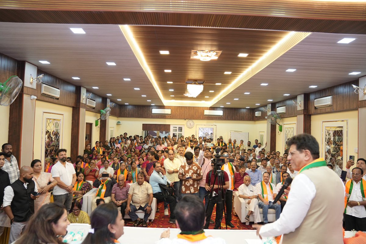 PiyushGoyal's tweet photo. नागरिकांचा मेळावा के दौरान आज कांदिवली पूर्व में जागरूक, कर्मठ एवं प्रबुद्ध नागरिकों के साथ सार्थक संवाद किया।

प्रदेश में महायु��ि सरकार ने नीति, निवेश और विकास को प्राथमिकता देते हुए इसे नई ऊंचाइयों तक पहुँचाया है। इसे और गति देने के लिए 15 जनवरी को अपने मताधिकार का प्रयोग कर उत्तर मुंबई के सशक्त एवं समृद्ध भविष्य में सहभागी बनें।