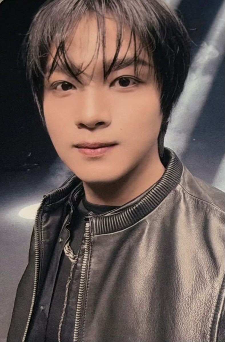 sunhaefs's tweet image. 🐻 the flower language of a sunflower is, I love hc

oh my... 🥹🌻