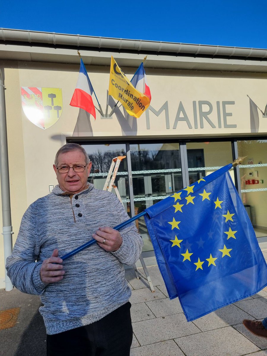 f_philippot's tweet image. Et de 3 !
Un nouveau maire du département de la Meuse retire le torchon bleu à étoiles de sa mairie, « en soutien avec les agriculteurs » !
(cf : estrepublicain.fr/economie/2025/…)

En quelques jours c’est le cas déjà dans 3 communes, rien que dans ce département !

Un geste de plus en…