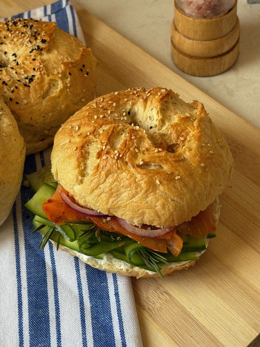 lilyRodii's tweet image. Smoked salmon bagels🥯🍵🍓