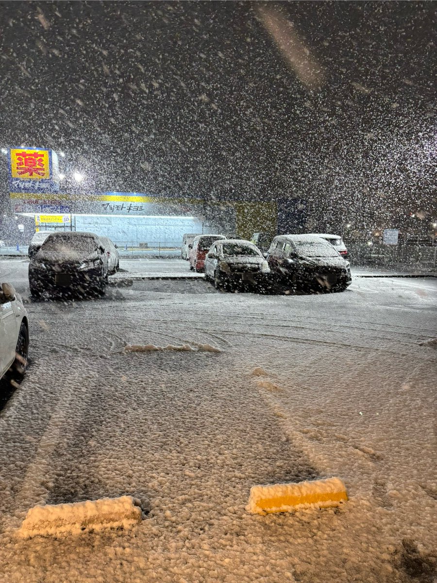 食事後に店を出るとノーマルタイヤの車がこうなっていて絶望