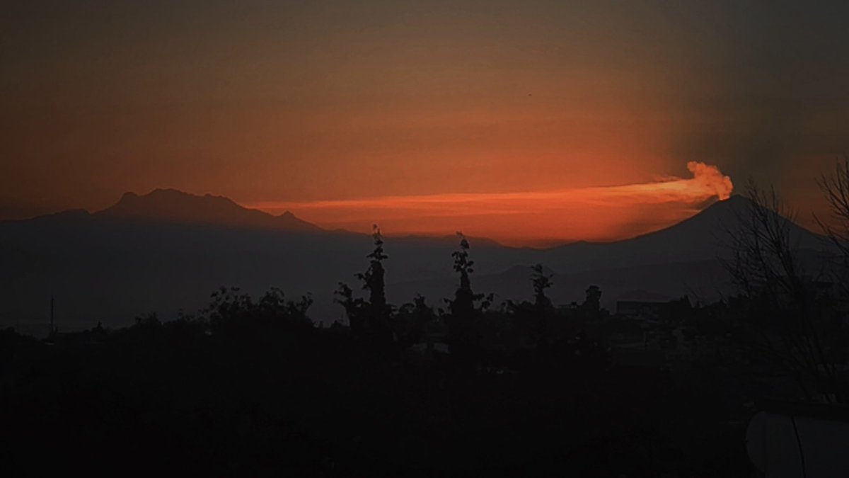 adrianrocker's tweet image. ¿Cómo crees que vas a despertar a tu morra con un beso de sol y un temblor de la tierra? 

A cerrar el putísimo estadio.

Te veo, Popocatépetl. You’ve got game.