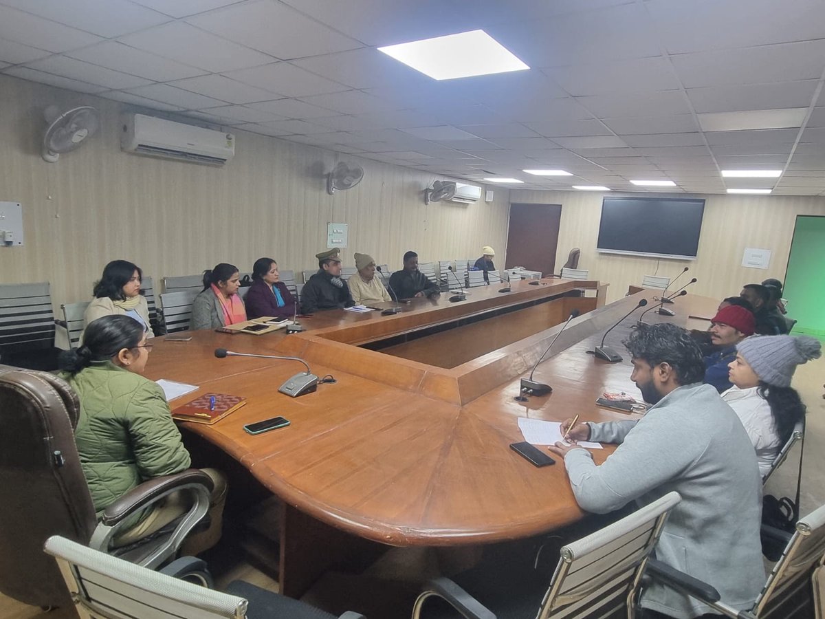 FoundationYss's tweet photo. YSS Foundation held a strategic coordination meeting with Ms. Manisha Singh, DCP (Traffic), Gautam Budh Nagar Police, to strengthen community-based traffic management &amp; road safety initiatives. Together for safer roads. #RoadSafety #CommunityPolicing #TrafficAwareness https://t.co/v8tikafbJe