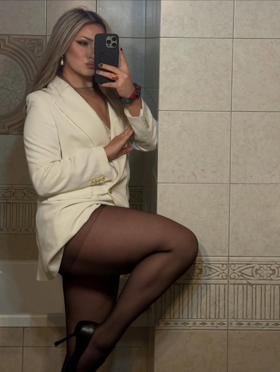 Pantyhose's tweet image. What do you think of this outfit?