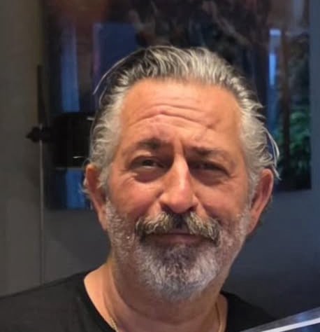 rrottingbekaa's tweet photo. 52 yaşındasın. Tipin bu ama hala kadınları senin pörsük kıçına uygun olabilirtesi üzerinden age shameleme cüretinde bulunuyorsun. Ezik dede ezik dede gömleği keten dede sus otur ya. https://t.co/rEIyQVK3Id