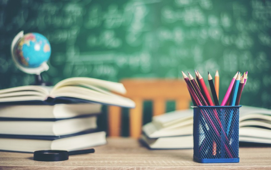 CastelnauleLez's tweet photo. Inscriptions #scolaires 2026-2027🎒 

Les #parents doivent inscrire leurs enfants 📆 du 12 janvier au 6 février 2026, auprès de la Direction de la Réussite #Éducative et de la Jeunesse.

Via le portail famille, en suivant la démarche 
➡️ « Inscription scolaire 2026/2027 ». https://t.co/LETAgGtjYI