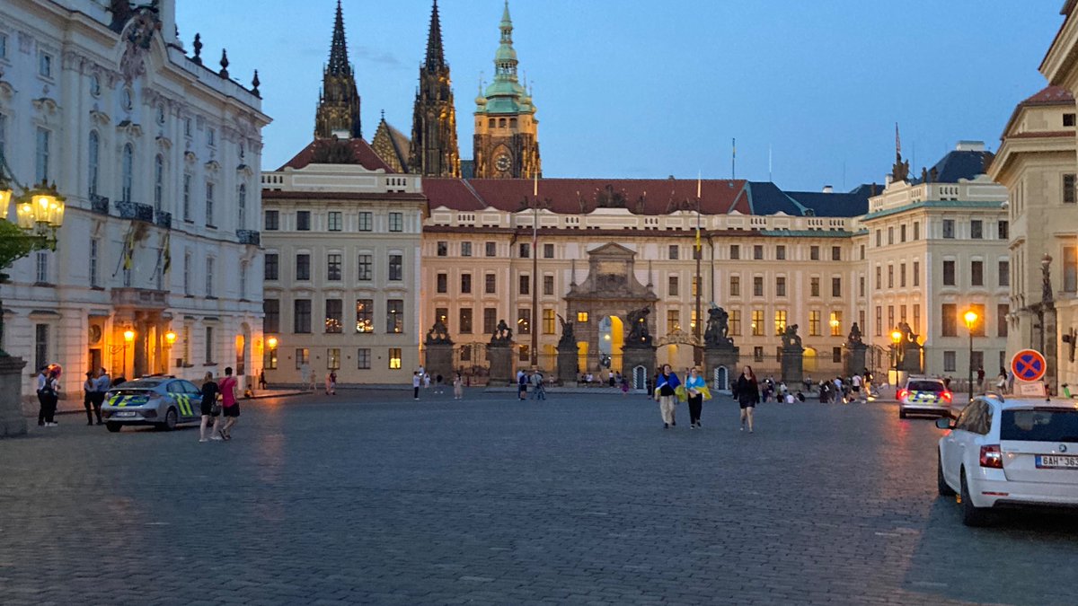 Objevují se tu názory, že by některá(é) ze stran 5K měla(y) podpořit vládu ANO, aby ve vládě nebylo SPD a Motoristé. Nevrhuji tedy petici. Pokud by ta petice měla 1 milion podpisů, odevzdala by se stranám 5K.

Petice by měla následující text:
“My voliči demokratických stran s