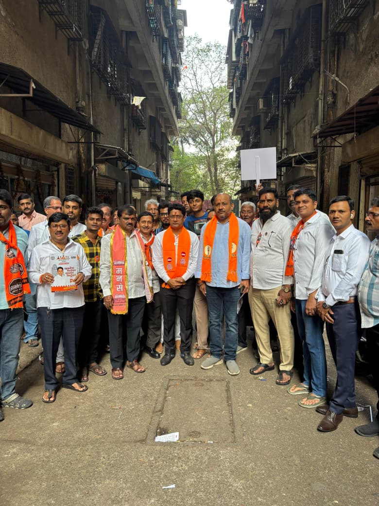 YKilledar's tweet photo. आज सकाळची प्रचार फेरी...दादरकरांच्या दारोदारी, माझी पायी वारी.

आपला
यशवंत किल्लेदार
प्रभाग क्र. १९२
निशाणी: रेल्वे इंजिन 🚂

#RailwayEngine #AaplaYashwant #ShivsenaUBT #MNSAdhikrut #Ward192 https://t.co/KiHtU6bmkX