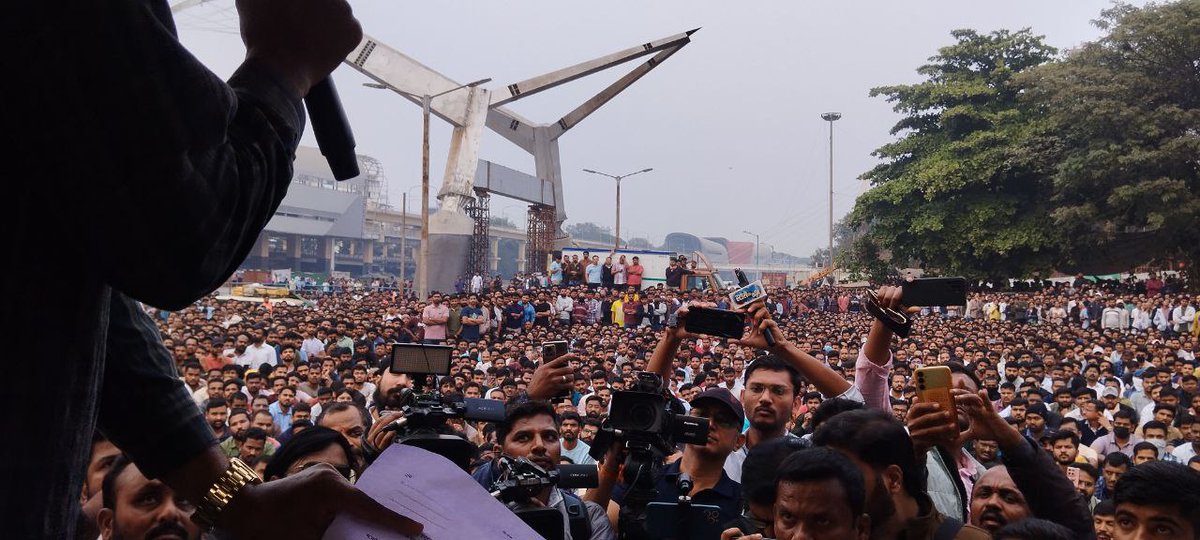 focus_maha's tweet photo. स्पर्धा परीक्षेच्या विद्यार्थ्यांसोबत मा.मनोज दादा जरांगे पाटील ठाम उभे आहेत
सरकारला वाटले होते, पोलीसी बळाचा वापर करून आंदोलन दडपून टाकू 
करत रहा प्रयत्न, शक्य नाही 
विद्यार्थी एकजूट, तुम्हाला माघार घ्यायला लावेलच 🙌🏻 https://t.co/jX8C5NPVEU