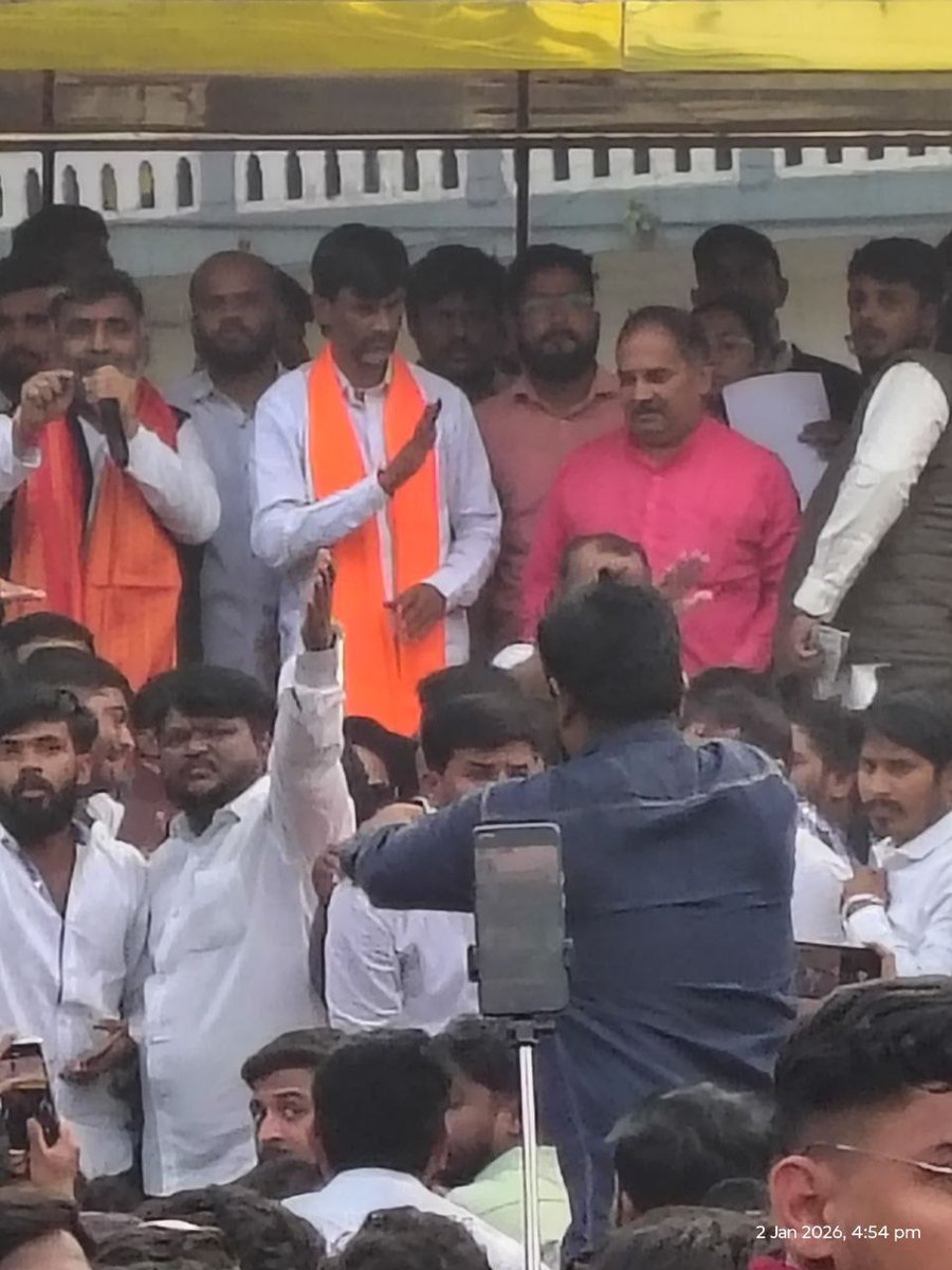 focus_maha's tweet photo. स्पर्धा परीक्षेच्या विद्यार्थ्यांसोबत मा.मनोज दादा जरांगे पाटील ठाम उभे आहेत
सरकारला वाटले होते, पोलीसी बळाचा वापर करून आंदोलन दडपून टाकू 
करत रहा प्रयत्न, शक्य नाही 
विद्यार्थी एकजूट, तुम्हाला माघार घ्यायला लावेलच 🙌🏻 https://t.co/jX8C5NPVEU