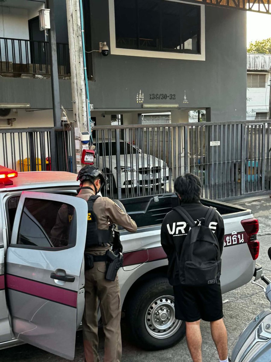 Thaireactionvid's tweet image. เลี้ยมากกก รับปีใหม่ โจรขึ้นบ้านยักษ์อีกแล้ว เป็นฟีลเด็กเลี้ยงเจ๊โม เคยมาขโมย แต่วันนี้เข้าห้องนารา นาราจึงล้อคตัว สาเหตุที่ไม่เข้าห้องพี่โมเพราะไม่รู้จะขโมยอะไรมีแต่ผ้าไหม