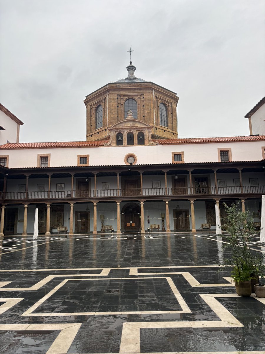 ccoresabogada's tweet photo. Hoy paseíto hasta el Servicio de Mediación de Oviedo y, aprovechando la ocasión: https://t.co/ricOtMEhqj
