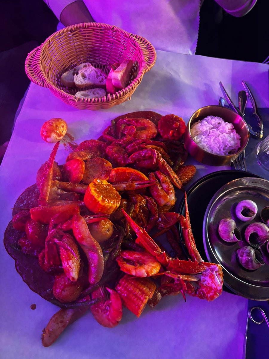 2000_redd's tweet image. Sea food platter🥟🦪🍤🦑🦞🦀🦐🐌