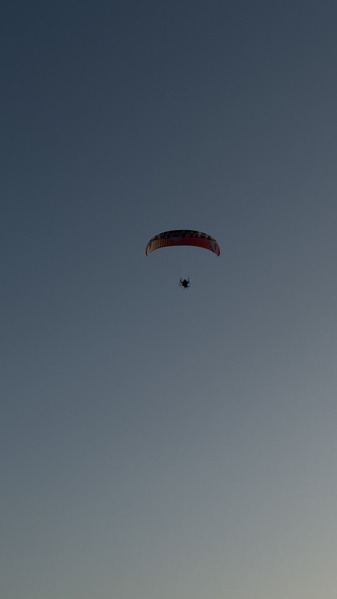 "هُناكَ شيءٌ أعمقُ من الوعي؛ إنَّها البصيرة،
القدرةُ الفائقةُ على إدراكِ جوهرِ الشيء،
إنَّها عينٌ لا تنظر، لكنَّها ترى ما لا يُرى."