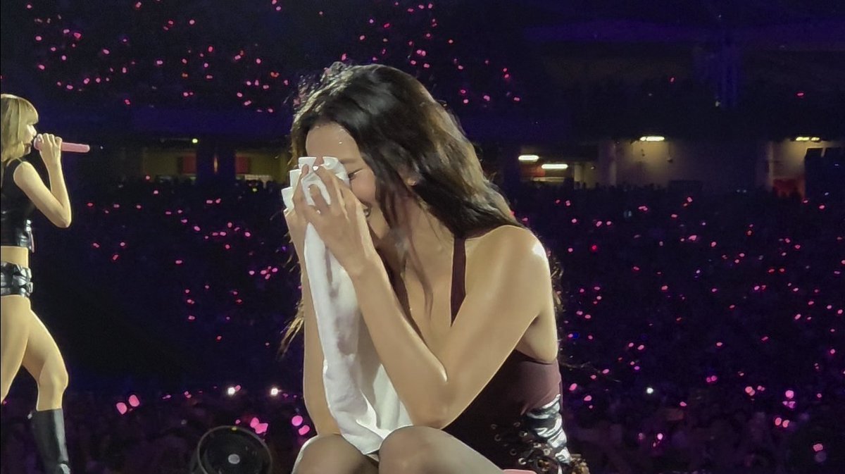 PopEmpirex's tweet photo. Pictures of JISOO taken by EMPIRE at DEADLINE Singapore.

The weather was so hot yet Jisoo was very nice to everyone and had one of the best live performances ever.

Thank you JISOO for your hard work.
#OurBestGiftJISOODay
#언제나_사랑을_주는_지수야_생일축하해 https://t.co/3tnrnHTBJU
