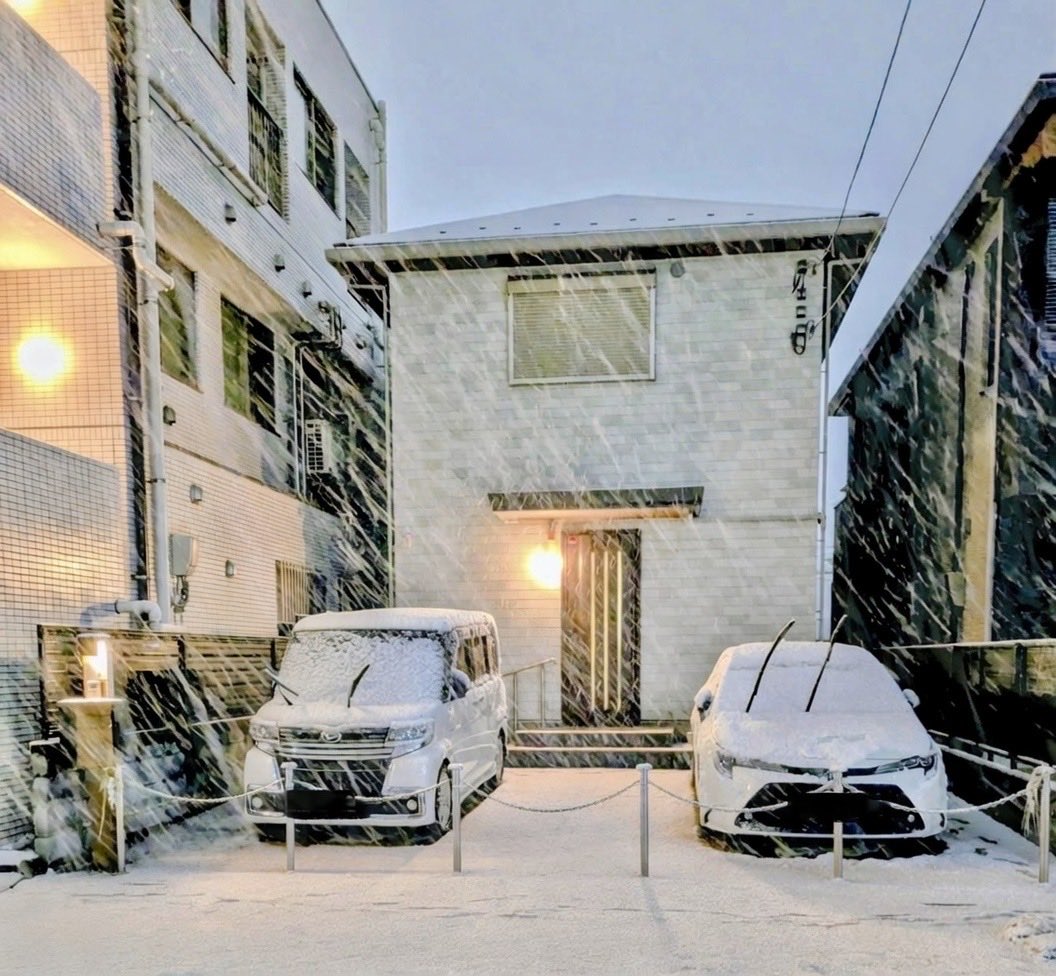 Go_GoMa5645's tweet photo. あけましておめでとうございます。
令和8年1月2日初雪です。 https://t.co/j4NfvENEP0