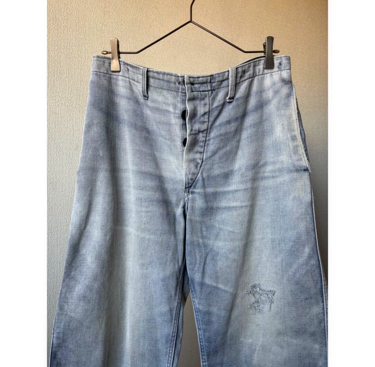 Protocol2018's tweet image. Euro vintage "ナス紺" sun fade work pants

ユーロヴィンテージのワークパンツ

長年の月日の日焼けや色落ちで、退廃感のある"ナス紺"となっています もはやナス紺を通り越してラベンダーカラーになっています そしてこのヒゲ ヴィンテージデニム並に線が入っています