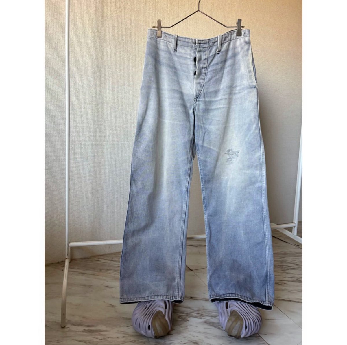 Protocol2018's tweet image. Euro vintage "ナス紺" sun fade work pants

ユーロヴィンテージのワークパンツ

長年の月日の日焼けや色落ちで、退廃感のある"ナス紺"となっています もはやナス紺を通り越してラベンダーカラーになっています そしてこのヒゲ ヴィンテージデニム並に線が入っています