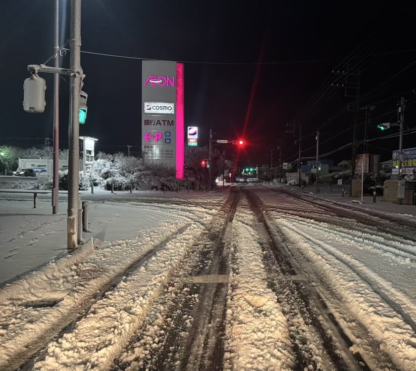 現在の千葉県銚子市の様子です！
気象庁の発表では積雪４センチとのこと
映画を見終えてイオンから自宅に帰ろうとした友人は家に着くまでに５回ほどスリップ（そのうち３回は道路側面のガードレールに衝突）したそうです
これから帰宅される方、とくにノーマルタイヤの方はくれぐれもご注意ください‼️