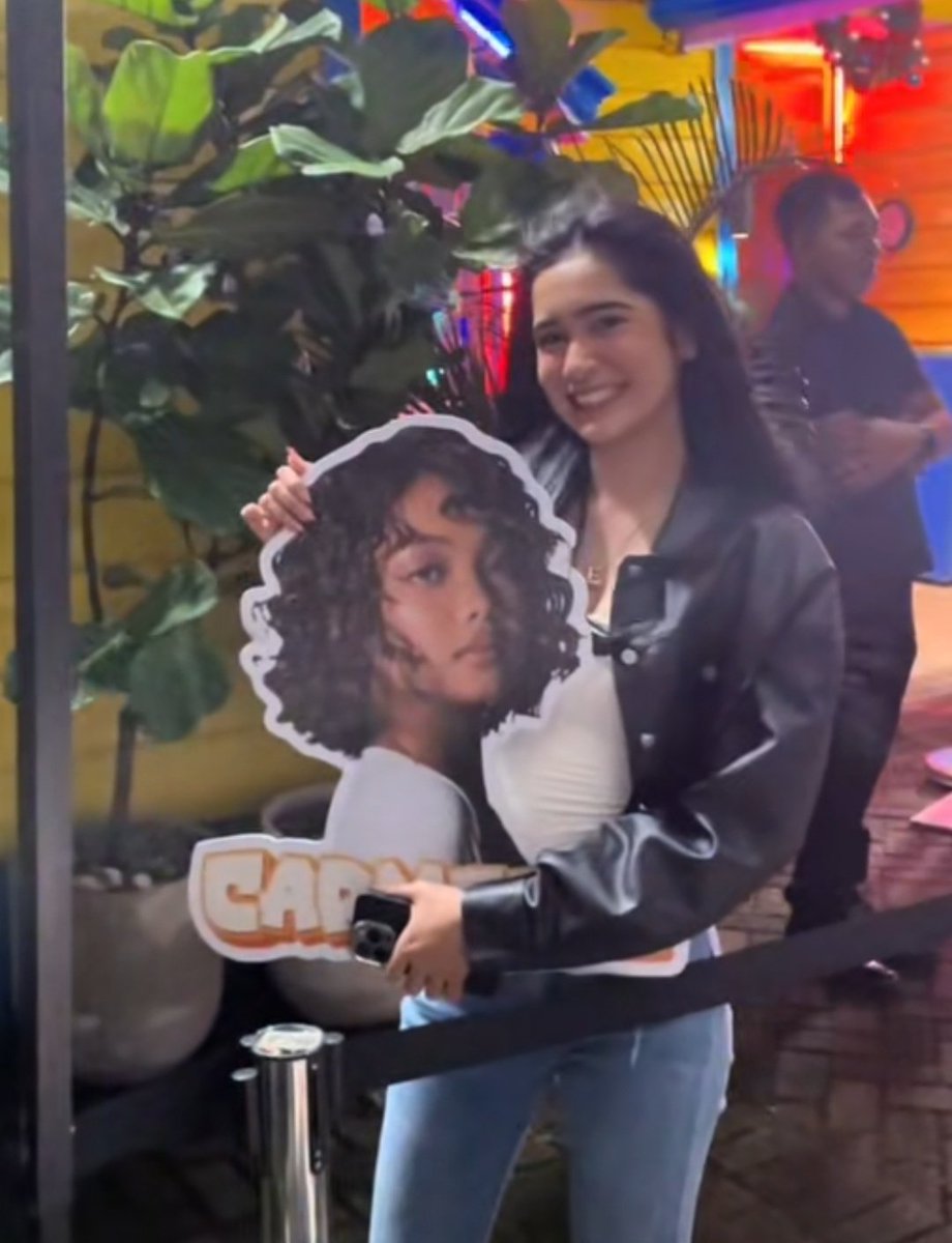 thraiasoleilce's tweet image. Eli holding carmelle sintra board🤏