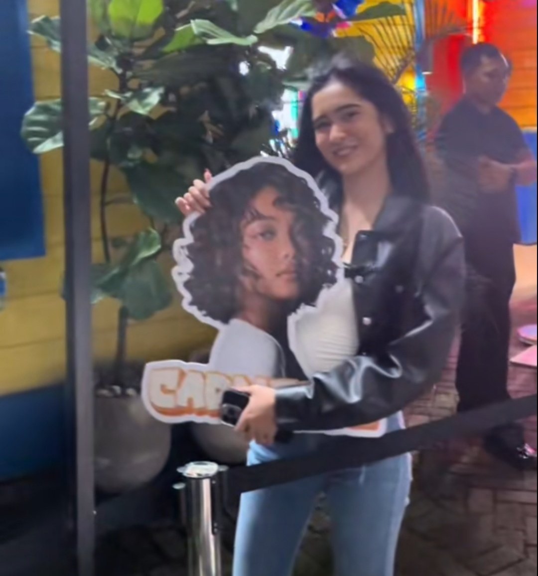 thraiasoleilce's tweet image. Eli holding carmelle sintra board🤏