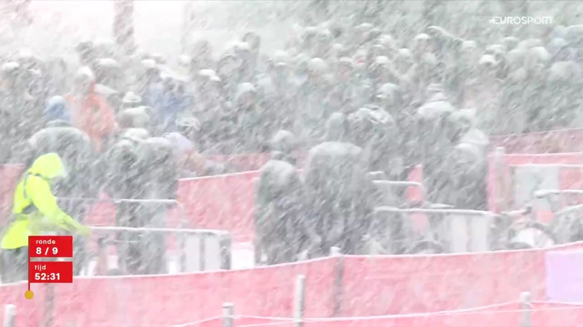 Les zinzins sur le vélo c'est une chose, mais les zinzins au bord du circuit... vous êtes des vrais !