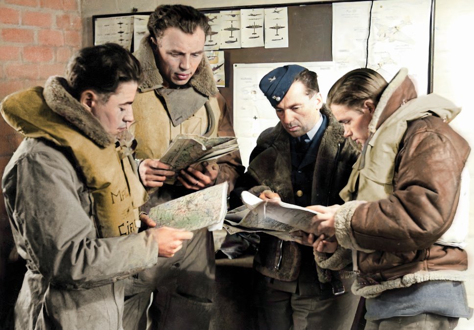 ipngovpl_eng's tweet image. A group of four Polish Air Force pilots in the United Kingdom studying maps during a briefing at a building at one of the British airfields during WW2.