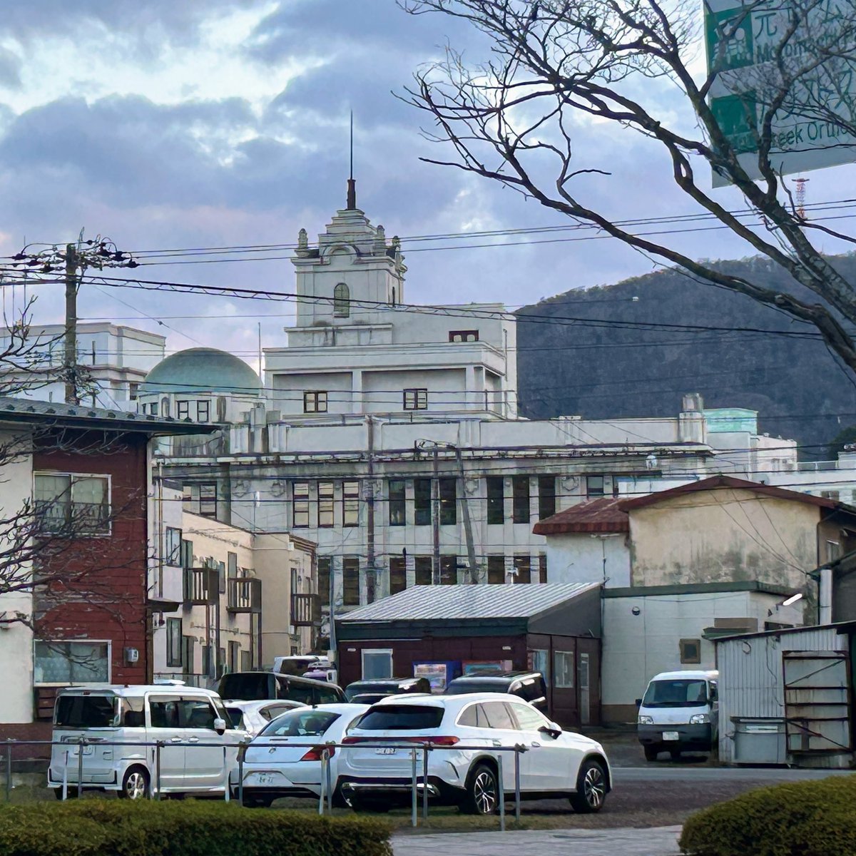 kagerou665's tweet photo. 1923（大正12）年築の旧丸井今井百貨店函館支店。
塔屋は丸いのととんがったのと２つ😊
#函館市地域交流まちづくりセンター
#旧丸井今井百貨店
#近代建築
#建物探訪
#北海道函館市
#写真へた https://t.co/p93PXgc1sA