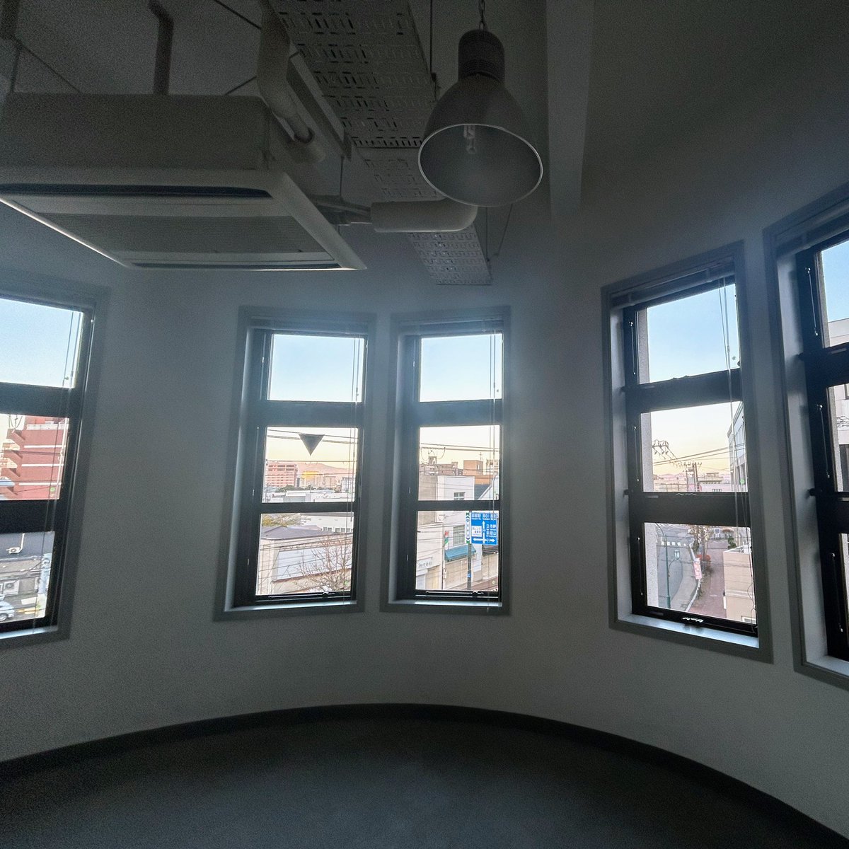 kagerou665's tweet photo. 1923（大正12）年築の旧丸井今井百貨店函館支店。
塔屋は丸いのととんがったのと２つ😊
#函館市地域交流まちづくりセンター
#旧丸井今井百貨店
#近代建築
#建物探訪
#北海道函館市
#写真へた https://t.co/p93PXgc1sA