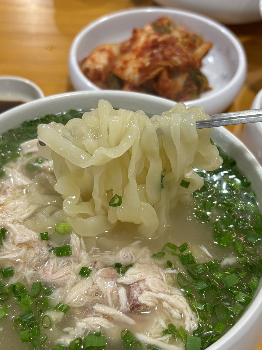 muk_archive's tweet photo. 🍽️ 수원 화홍칼국수

 ๑ 칼국수 ( 10.0 )
 ๑ 복닭 ( 4.0 )

칼국수를 시키면 찹쌀밥과 들기름, 들깨가루가 담긴 그릇이 같이 나와요 😻
밥은 국물에 말아먹고 면은 들기름에 비벼먹으면 칼국수 한그릇으로 세가지 맛을 느낄 수 있음
여기 김치도 맛도립니더 https://t.co/LzAegJdAzK