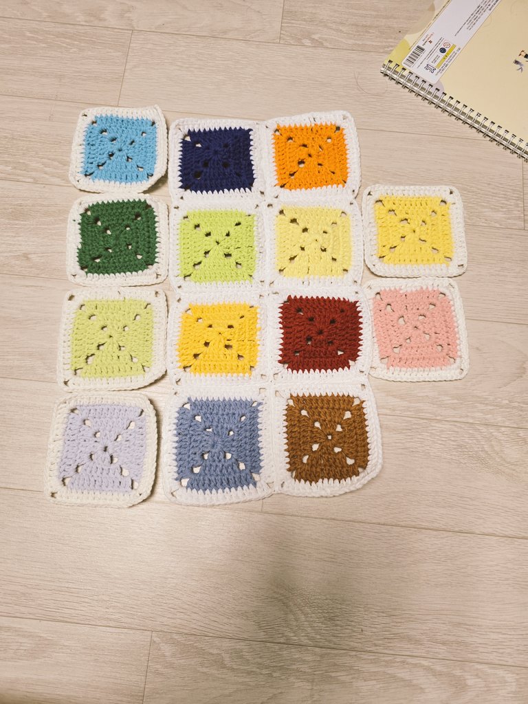 새해에 다시 뜨개를 해볼까싶어 야심차게 시도했는데...포토북 포카스트레스도 없앨겸..안쓰고 쌓여있는 실도 사용하고..근데 괜히 시작했네 진짜 100여개 떠야할판.그나마 단순한 무늬로 시작한게 천만다행