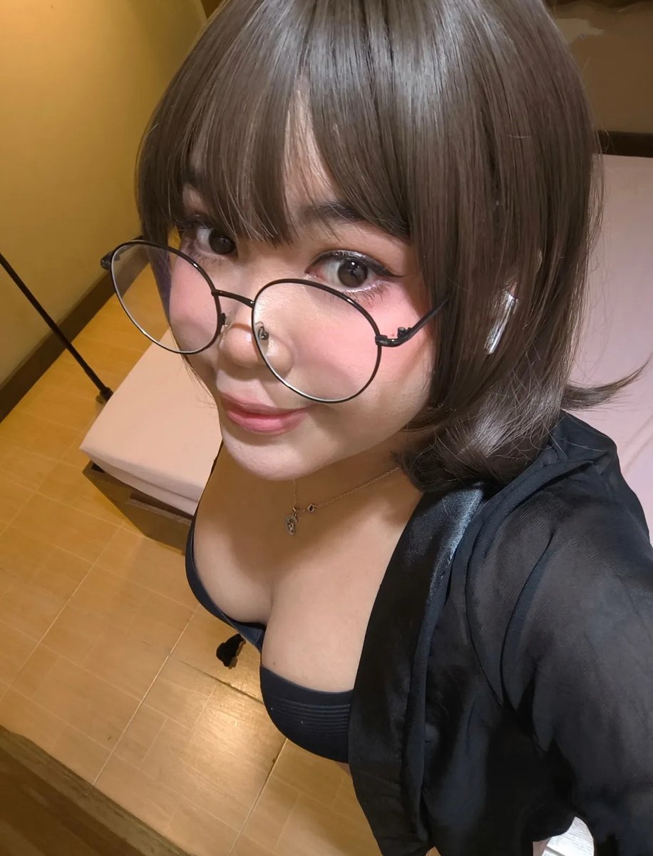 AluaModels's tweet image. Adorable? Absolutely ✨ Too cute to ignore? Yes! 🥹
But there’s so much more beneath the surface.
Meet Azazel and discover her world on Alua 🖤

💌 Alua : alua.com/aza

#Alua #AluaModel