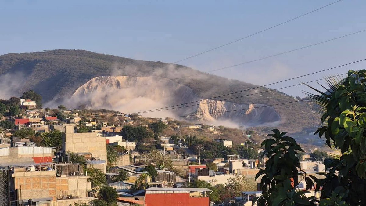Despierta_Oax's tweet photo. Caída de techos y colapso de bardas en la zona del epicentro son algunos de los daños reportados en el municipio de San Marcos, #Guerrero, tras el sismo de magnitud 6.5 registrado este 2 de enero de 2026.

#Sismo #Temblor #SanMarcos #Guerrero #ProtecciónCivil #Afectaciones https://t.co/4hvvJD3ia2