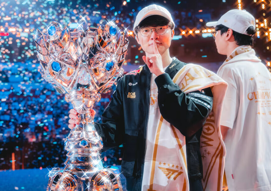 JVCom's tweet photo. Faker a reçu la médaille athlétique la plus prestigieuse : la médaille Cheongnyong !

Le joueur League of Legends de l'équipe T1 l'a reçue du président sud-coréen en personne. https://t.co/cUOYJYsBtU