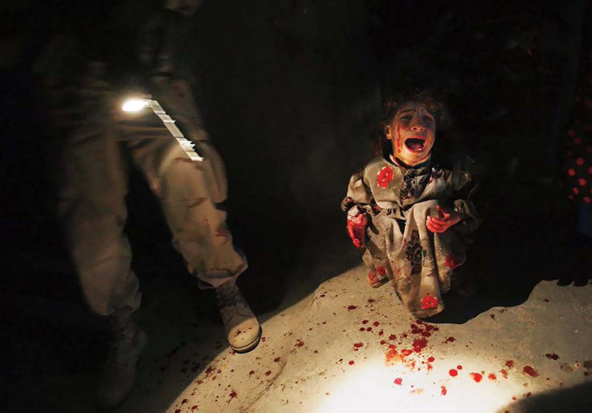menavisualss's tweet image. Iraqi Girl at Checkpoint, 2005 🇮🇶

American photojournalist Chris Hondros captured this picture of Samar Hassan, a little girl, moments after her parents were shot dead by U.S. soldiers at a checkpoint in Iraq in January 2005. 

Hondros was embedded with the Army unit when the…
