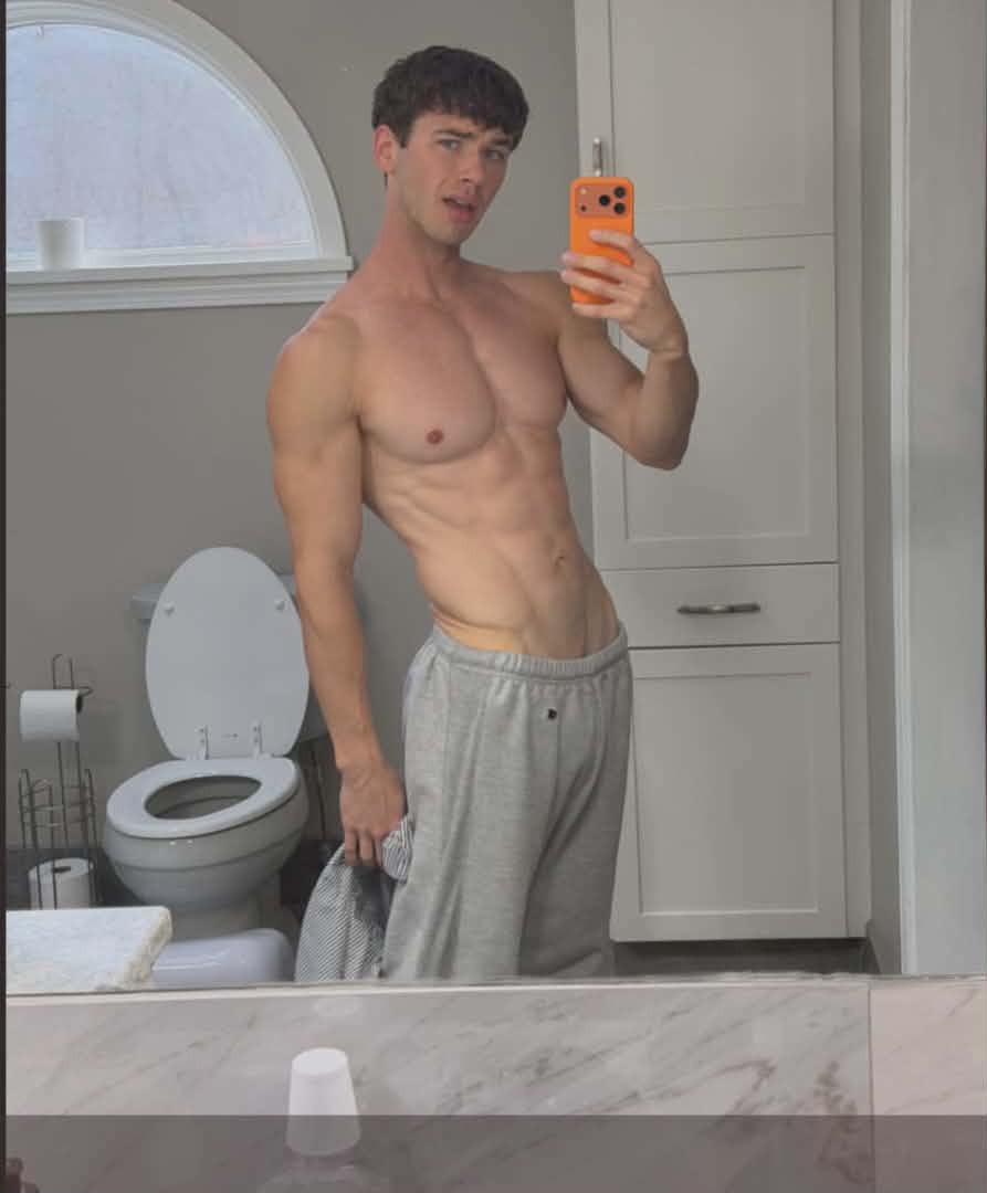 Serving looks &amp; attitude 😜