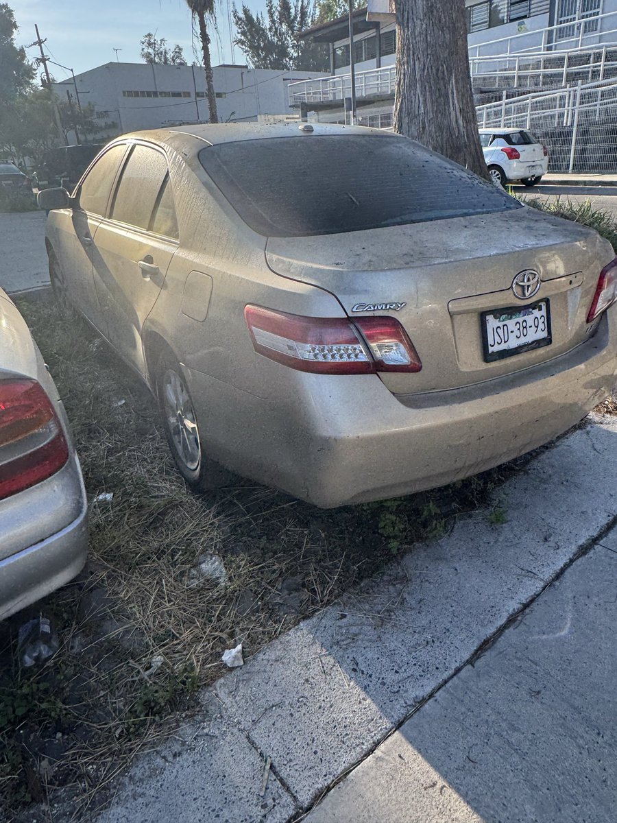 ElGuada05's tweet photo. Vehículos abandonados sobre la calle Monte Olimpo entre las calles centro Médico y Sierra Morena @GuadalajaraGob @GdlMovilidad https://t.co/ZsFA5oQbY9