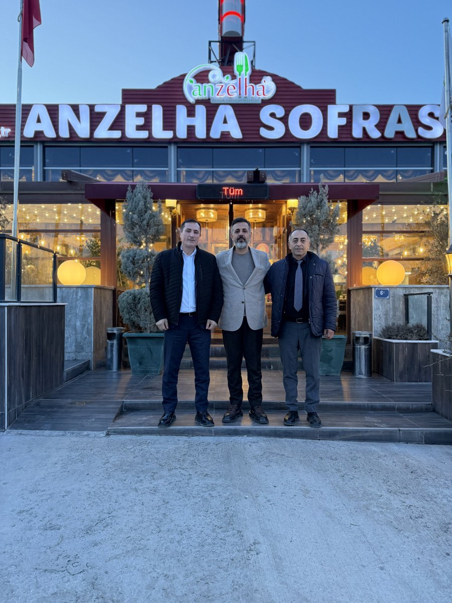 aisiksever's tweet image. Simitçiler Odası Başkanı Savaş Delibaş ve Lokantacılar Kebapçılar Esnaf Odası Başkanı Dilaver Alamur ile sektörün bugününü ve yarınını konuştuk.

Bu meslek rekabetle değil, dayanışmayla büyür.
Ayrı düşerek değil; el ele, aynı masada durarak güçlenir.

Sektörü temsil etmek bir…