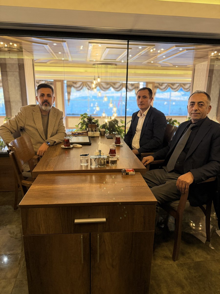 aisiksever's tweet image. Simitçiler Odası Başkanı Savaş Delibaş ve Lokantacılar Kebapçılar Esnaf Odası Başkanı Dilaver Alamur ile sektörün bugününü ve yarınını konuştuk.

Bu meslek rekabetle değil, dayanışmayla büyür.
Ayrı düşerek değil; el ele, aynı masada durarak güçlenir.

Sektörü temsil etmek bir…