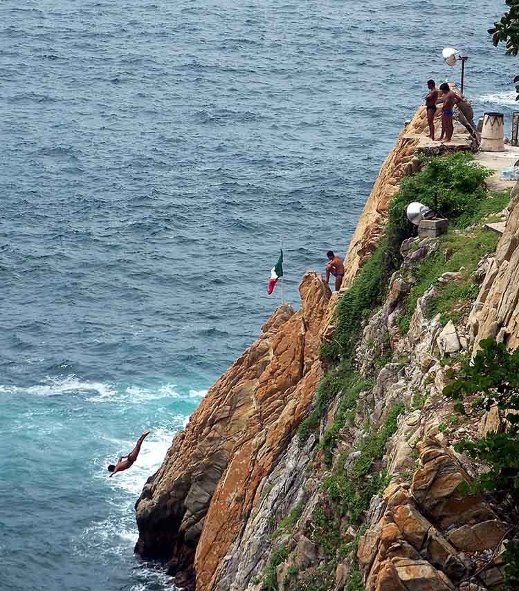 🕊️ En solidaridad con nuestro México

Hoy Acapulco nos recuerda lo frágiles que podemos ser ante la fuerza de la naturaleza, pero también la importancia de estar preparados.

Después del sismo de hoy, nos unimos al sentimiento de solidaridad con quienes se vieron afectados.
La