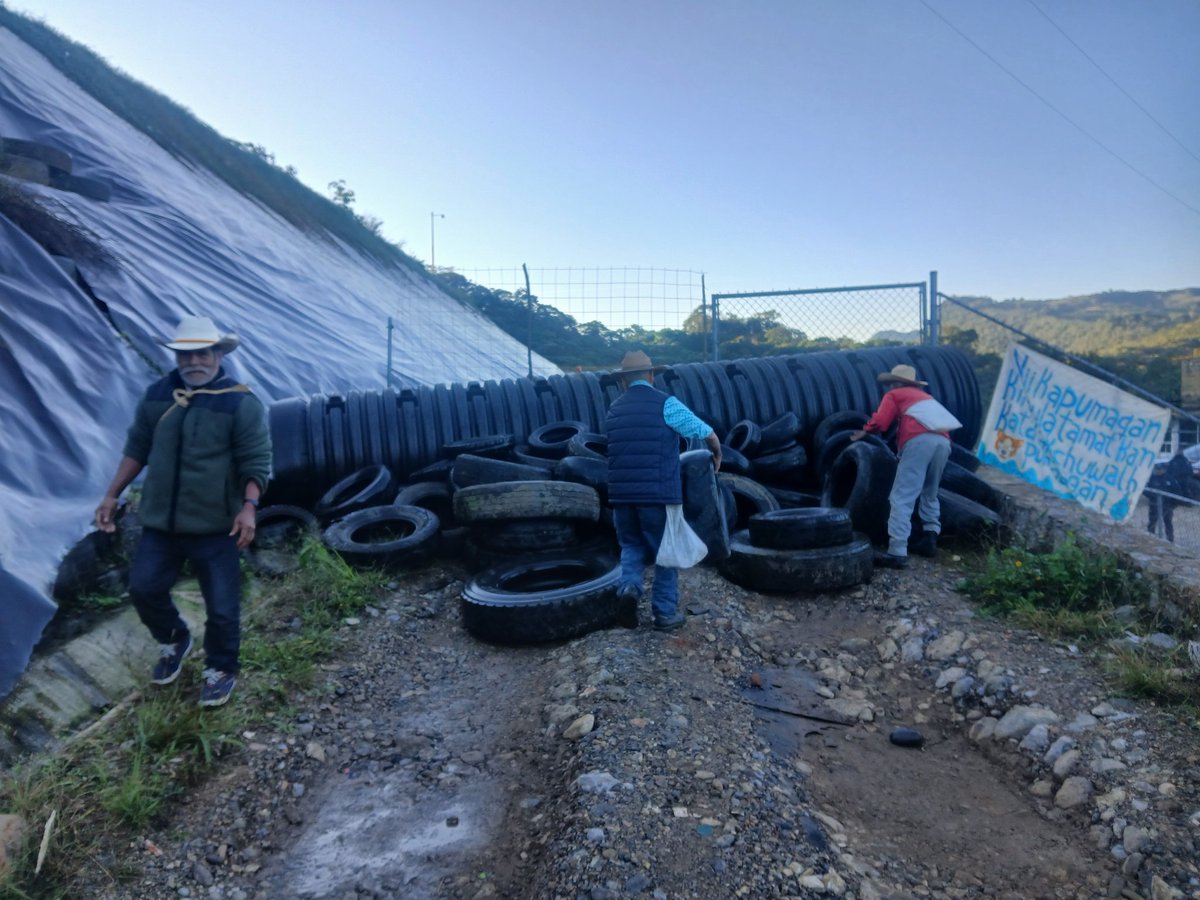 Ante la incompetencia y desprecio del gobierno, el pueblo Totonaco de #Ozelonacaxtla, Huehuetla, Sierra Norte de Puebla ha ejercido su libre autodeterminación en contra del basurero de muerte que ha contaminado su territorio. 

¡VIVA LA AUTONOMÍA DE LOS PUEBLOS!

#fuerabasurero