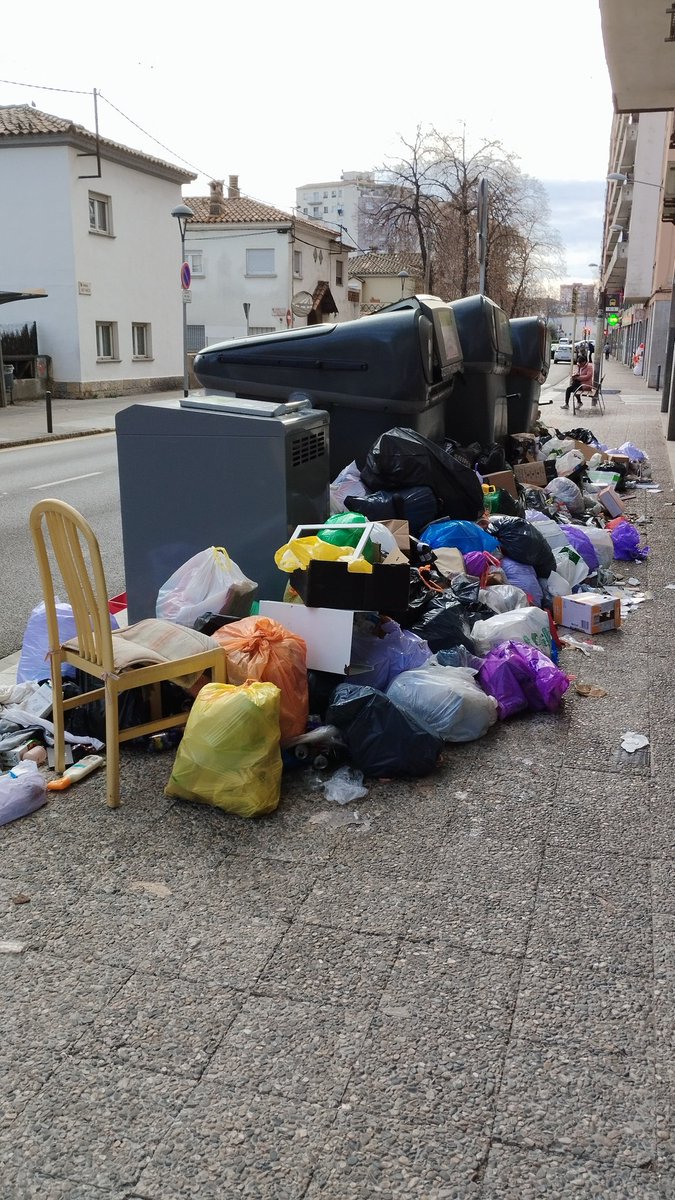 Duc_78's tweet photo. @CarlesIzki @alcaldegi @Girona_Cat @pmgirona @llsalellasvilar I així està al número 28. Tot el barri està igual de brut i deixat https://t.co/RRC39qadHl